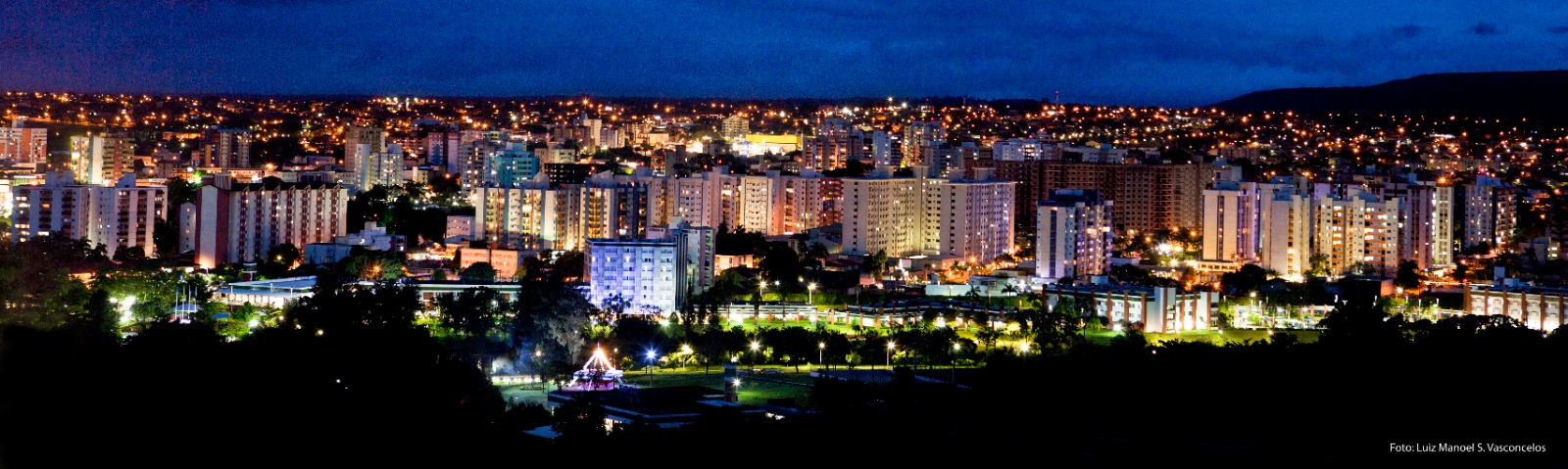 Caldas Novas iluminada à noite